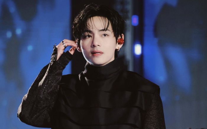 V (BTS) vướng tranh cãi 'chiếm dụng văn hóa'