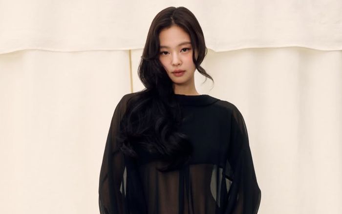 Jennie (BLACKPINK) chưng diện váy sơ mi xuyên thấu mỏng tang