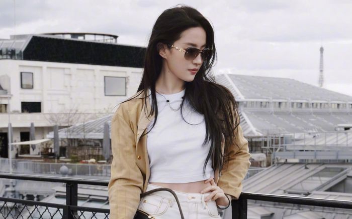 'Tiểu Long Nữ' Lưu Diệc Phi mặc croptop lấp ló khoe eo thon