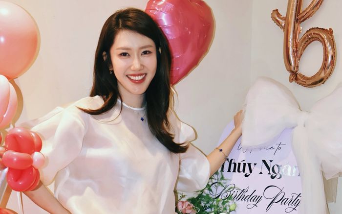 Thúy Ngân cười tươi rói khoe visual 'phát sáng' trong tiệc sinh nhật riêng tư