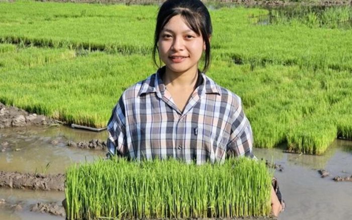 Phụ cha mẹ làm ruộng, cô gái 16 tuổi 'gây sốt' vì nhan sắc xinh đẹp