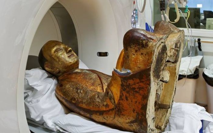 Phát hiện pho tượng cổ 1000 năm tuổi, bên trong chứa thi thể người gây chấn động