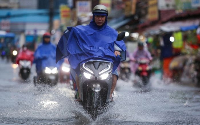 Mưa dông gia tăng ở Bắc Bộ, cảnh báo nguy cơ lốc, sét và sạt lở đất