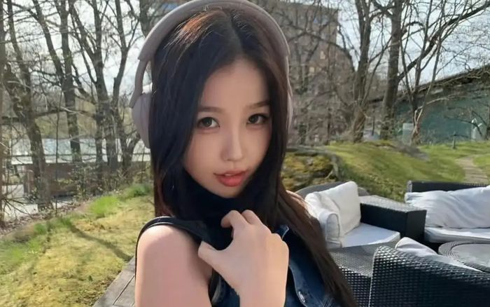 Ngu Thư Hân diện váy hở lưng khoe body mảnh mai trong loạt ảnh mới