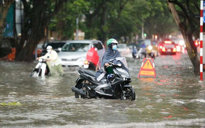 Mưa dông xuất hiện nhiều khu vực, cảnh báo lốc, sét và mưa đá trong chiều tối 20/4