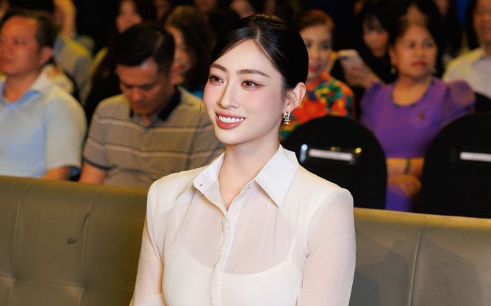 Lương Thùy Linh đẹp ngẩn ngơ khi diện váy xuyên thấu