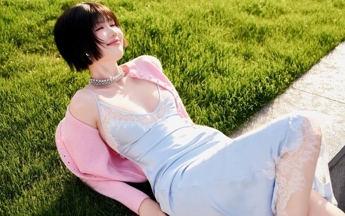 Ngọc Trinh mặc váy ren trễ nãi, khoe dáng gợi cảm khó rời mắt