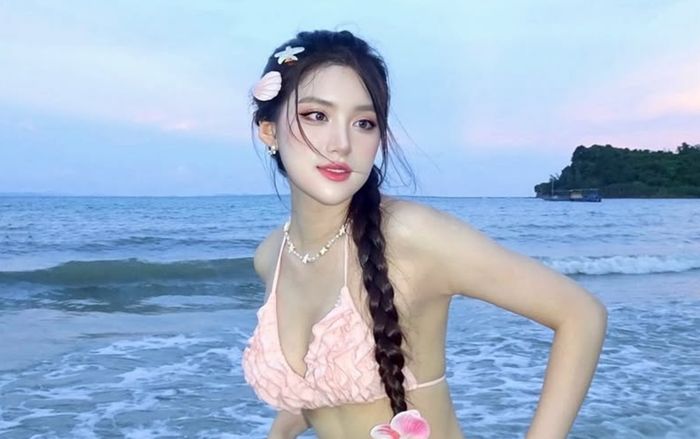 Phương Oanh mặc đồ tắm 2 mảnh táo bạo, khoe dáng đẹp hút hồn