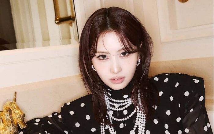 Momo (TWICE) gây sốt với bộ ảnh tại Pháp, thần thái chuẩn 'nàng thơ'