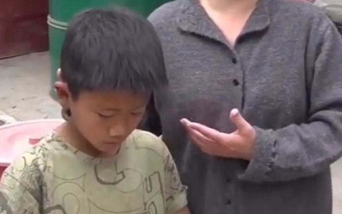 Cậu bé 13 tuổi xin ra ngoài giữa giờ học, cô giáo bật khóc nức nở khi biết lý do