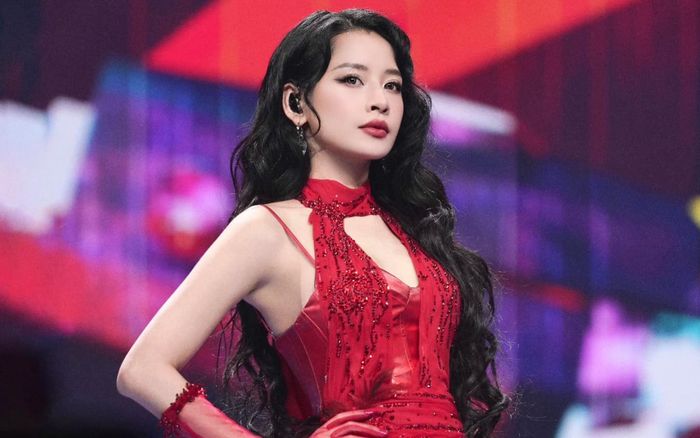 Chi Pu hiếm hoi tái xuất sân khấu, fan đứng ngồi không yên