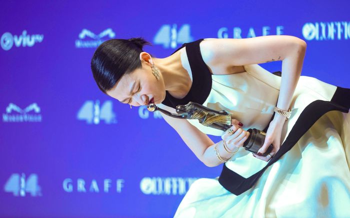 Bất ngờ với danh tính nữ diễn viên vô danh đánh bại Chương Tử Di tại giải thưởng điện ảnh Hồng Kông