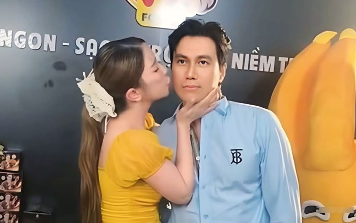 Quỳnh Nga tình tứ hôn Việt Anh