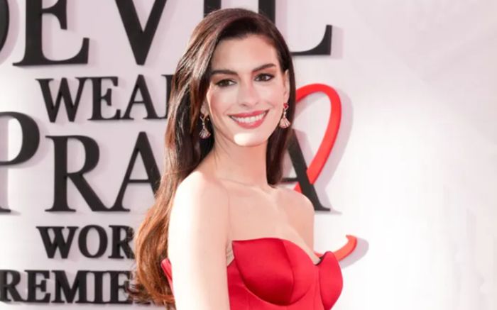 Anne Hathaway chiếm trọn spotlight với váy đỏ cúp ngực tại buổi ra mắt phim mới