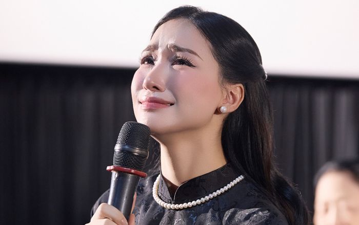 Hòa Minzy đau lòng chia sẻ một tin buồn