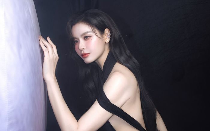 Trương Quỳnh Anh mặc váy dây 'bốc lửa', khoe trọn lưng trần nõn nà quyến rũ