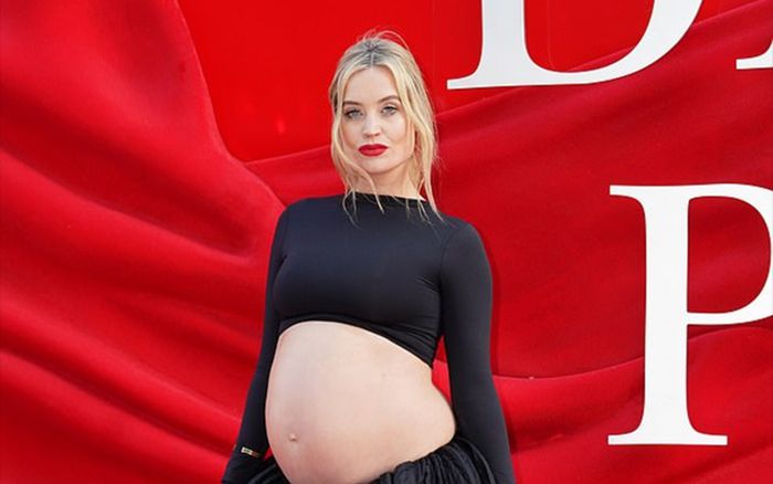 Nữ diễn viên Laura Whitmore khoe bụng bầu trên thảm đỏ