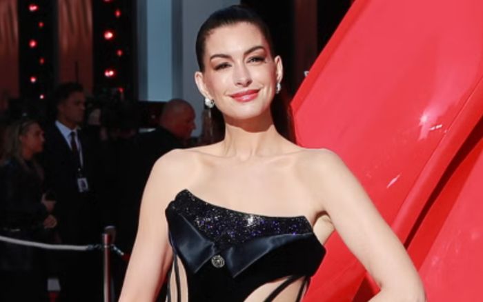 Anne Hathaway diện váy tuxedo cách tân