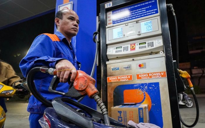 Giá xăng dầu hôm nay 23/4: Tiếp tục giảm