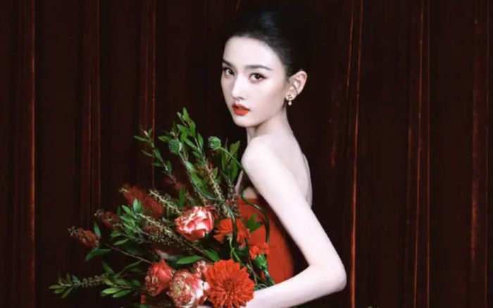 Tống Tổ Nhi hóa đóa hồng đỏ, khoe nhan sắc quyến rũ đầy cuốn hút