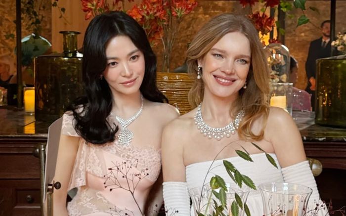 Khung hình Song Hye Kyo bên người mẫu nước Nga gây chú ý