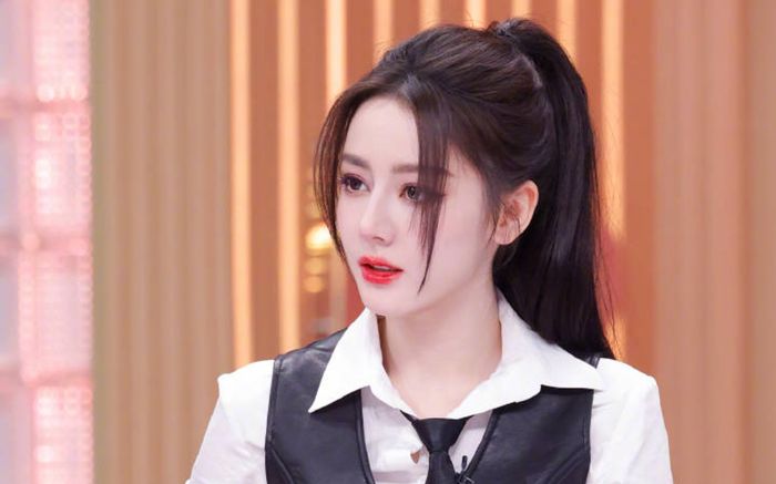 Địch Lệ Nhiệt Ba bất ngờ bị 'réo tên'