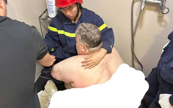 Giải cứu nam du khách nước ngoài mắc kẹt trong phòng vệ sinh do thể trạng quá khổ