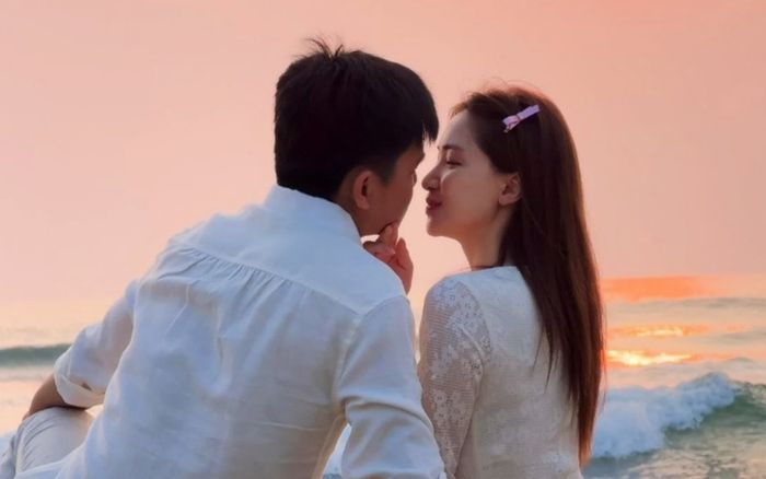 Hòa Minzy phản ứng cực gắt sau khi đăng ảnh tình tứ với chồng sắp cưới