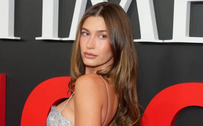 Hailey Bieber diện váy ren ánh kim quyến rũ