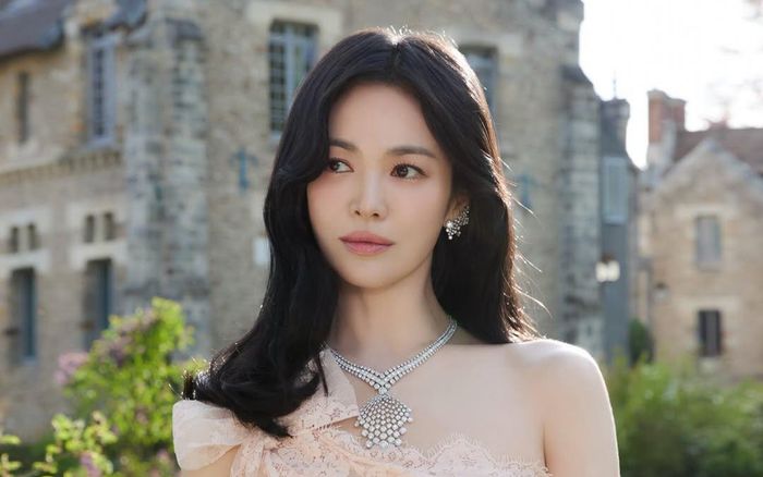 Song Hye Kyo khoe vẻ ngoài quyến rũ trong lần hiếm hoi diện váy xuyên thấu