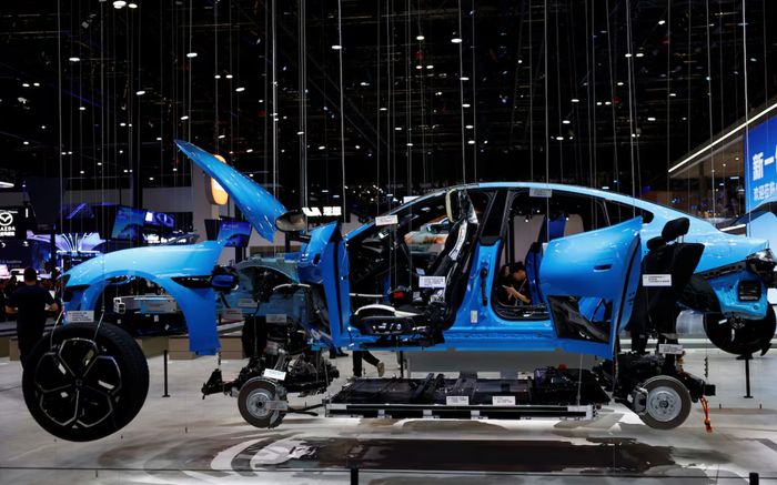 Sau lời kêu gọi từ Bắc Kinh, ngành ô tô Trung Quốc chạy đua tích hợp AI vào mọi thứ