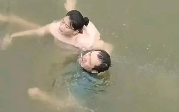 Nhảy xuống sông cứu cô gái đuối nước, người đàn ông ăn trọn cú tát vì sự cố khó đỡ