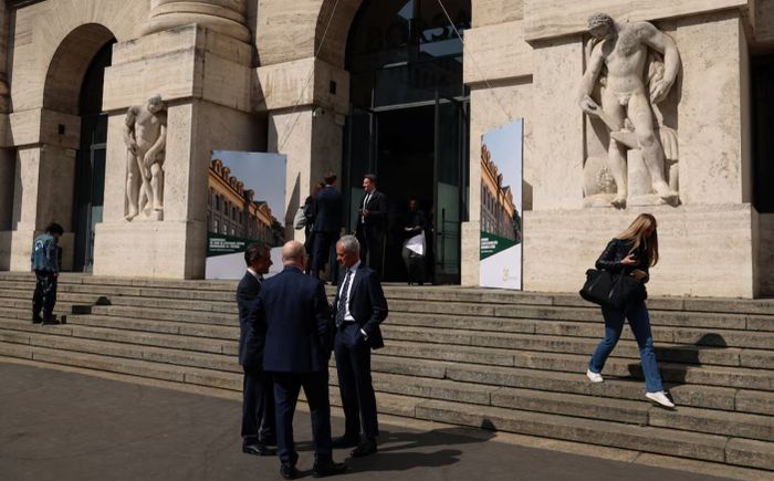 Chứng khoán toàn cầu chững lại, giá dầu neo cao vì căng thẳng Mỹ - Iran