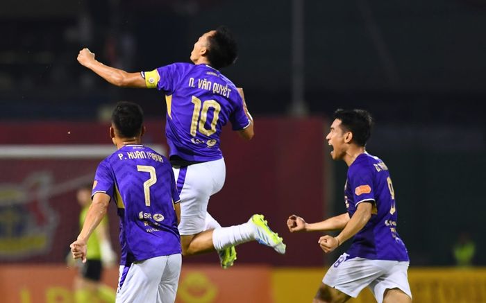 Văn Quyết rực sáng, Hà Nội hạ Ninh Bình trong cuộc đua top 3