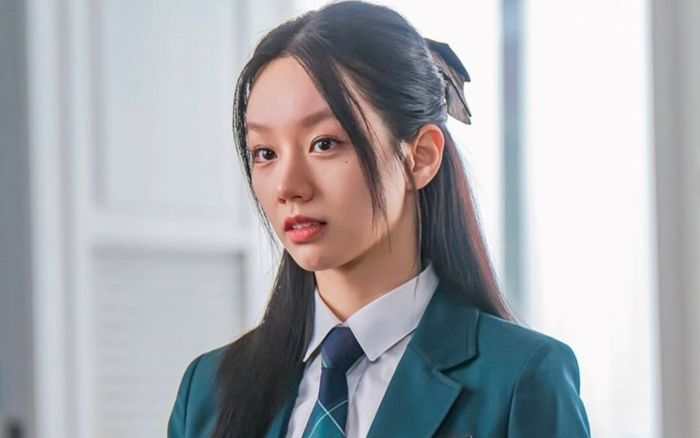 Nữ diễn viên Lee Hyeri gây sốt vì loạt hành động 'ghi điểm tuyệt đối' với nhân viên