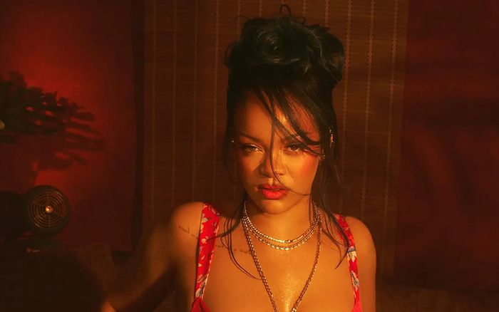 Rihanna 'đốt mắt' với loạt ảnh táo bạo, hé lộ tín hiệu trở lại sau gần 10 năm