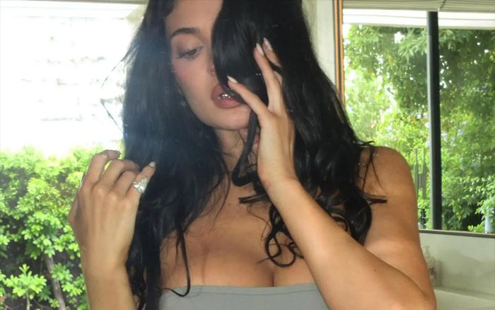 Người mẫu Kylie Jenner diện swimsuit cắt xẻ, khoe dáng đầy quyến rũ