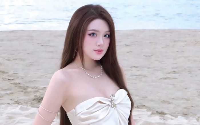 Phương Oanh mặc áo ren xuyên thấu nửa kín nửa hở, khoe dáng nóng bỏng khó rời mắt