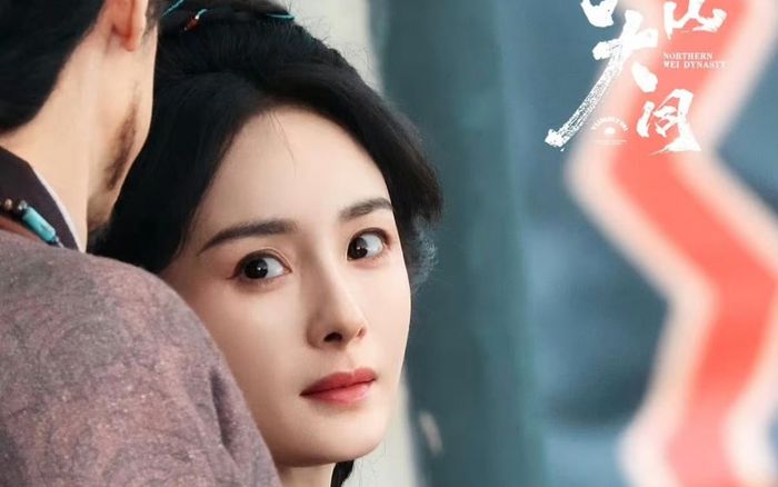 'Dậy sóng' ảnh hậu trường của Dương Mịch: Bị ví với Quách Kinh Phi nhưng ghi điểm nhờ sự chân thực ở tuổi 40