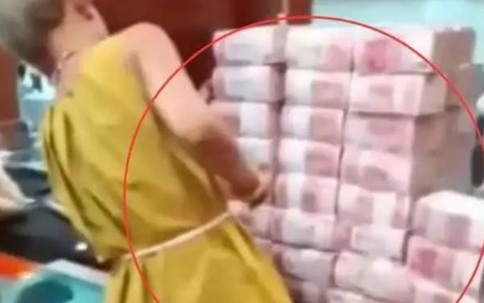 Bị khinh thường vì rút 28.000 đồng, người phụ nữ khiến cả ngân hàng 'tái mặt' sau đó