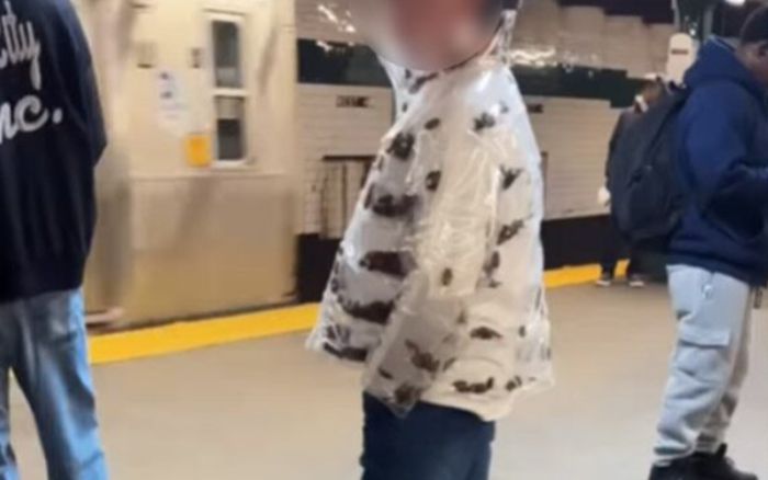 Người đàn ông mặc chiếc áo khoác trong suốt ra đường, kinh hãi với thứ bên trong