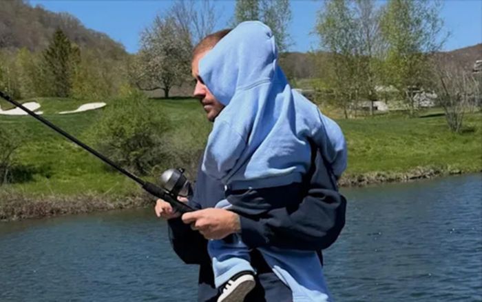 Justin Bieber chia sẻ khoảnh khắc ngọt ngào bên con trai sau màn trình diễn bùng nổ ở Coachella