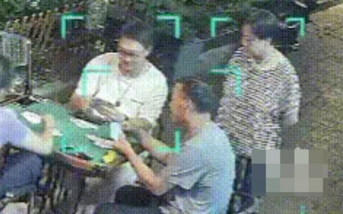 Kinh hoàng máy lạnh rơi tự do, cụ bà thoát chết trong tích tắc