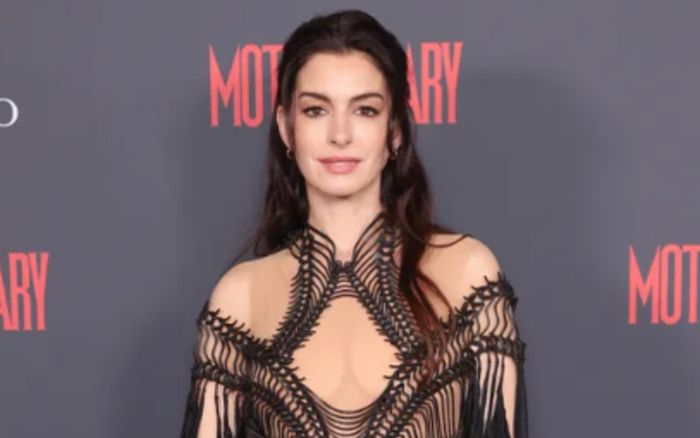 'Bông hồng nước Mỹ' Anne Hathaway diện váy xuyên thấu, cắt xẻ táo bạo