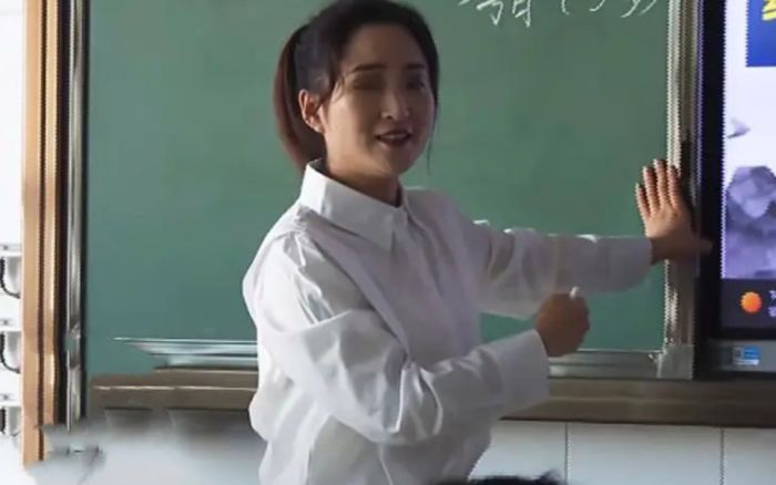 Nữ giáo viên để lộ tin nhắn với học sinh nam, nội dung khiến cô bị đuổi việc