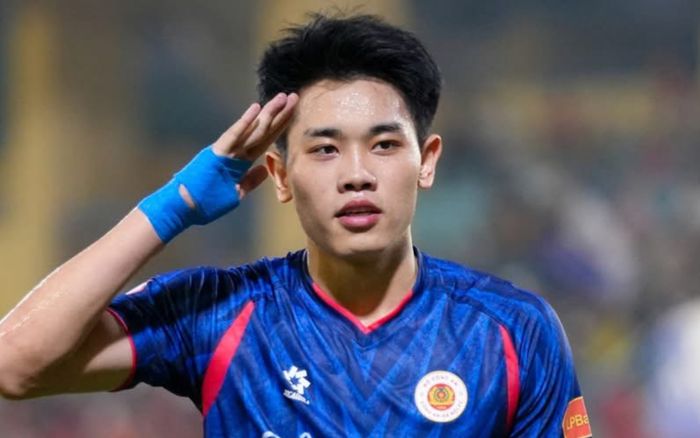 Ngả mũ khi tiền đạo Đình Bắc ghi 7 bàn