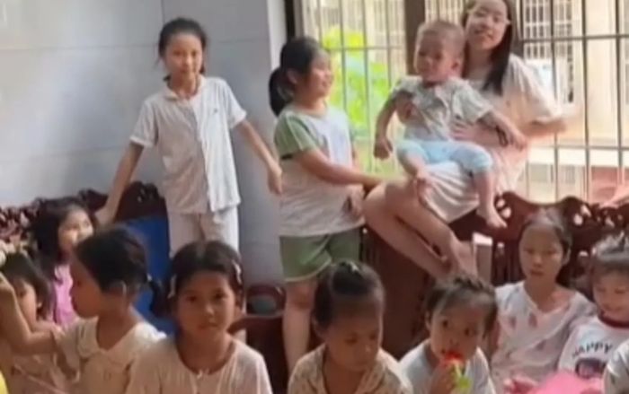 Cụ bà một mình nuôi 9 con, nay tiếp tục chăm 30 đứa cháu khiến dân mạng thán phục