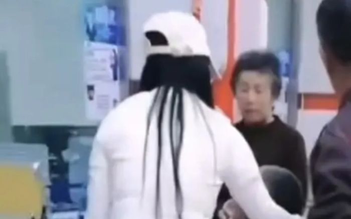 Đưa bệnh nhân hấp hối đến ngân hàng vẫn bị từ chối rút tiền, dư luận phẫn nộ