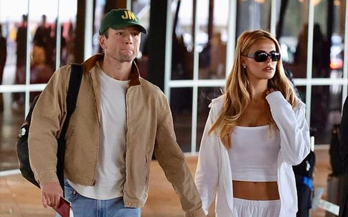 Người mẫu Brookes Nader bị bắt gặp nắm tay Taron Egerton ở sân bay, rầm rộ tin hẹn hò