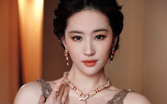 Lưu Diệc Phi gây sốt với vẻ đẹp quyến rũ trong loạt ảnh mới